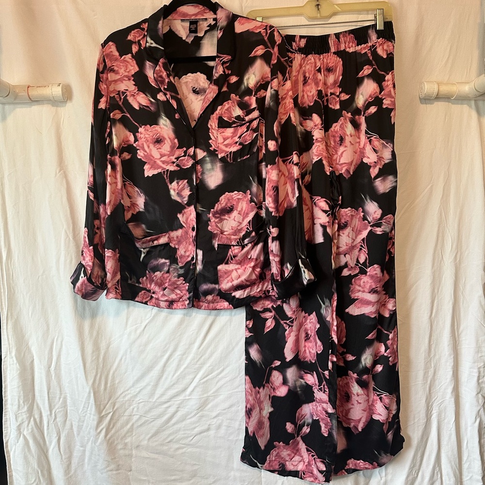NWOT Victoria’s Secret silk pajama’s medium